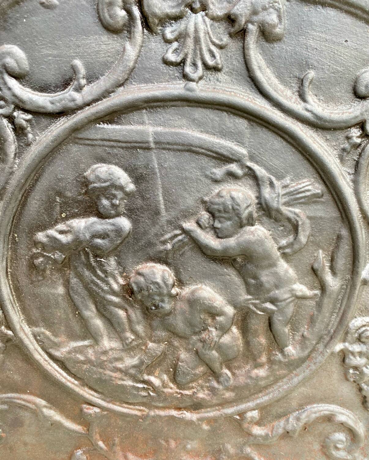 Plaque de cheminée Louis XV française du 20ème siècle « Cupids » 'Amours'