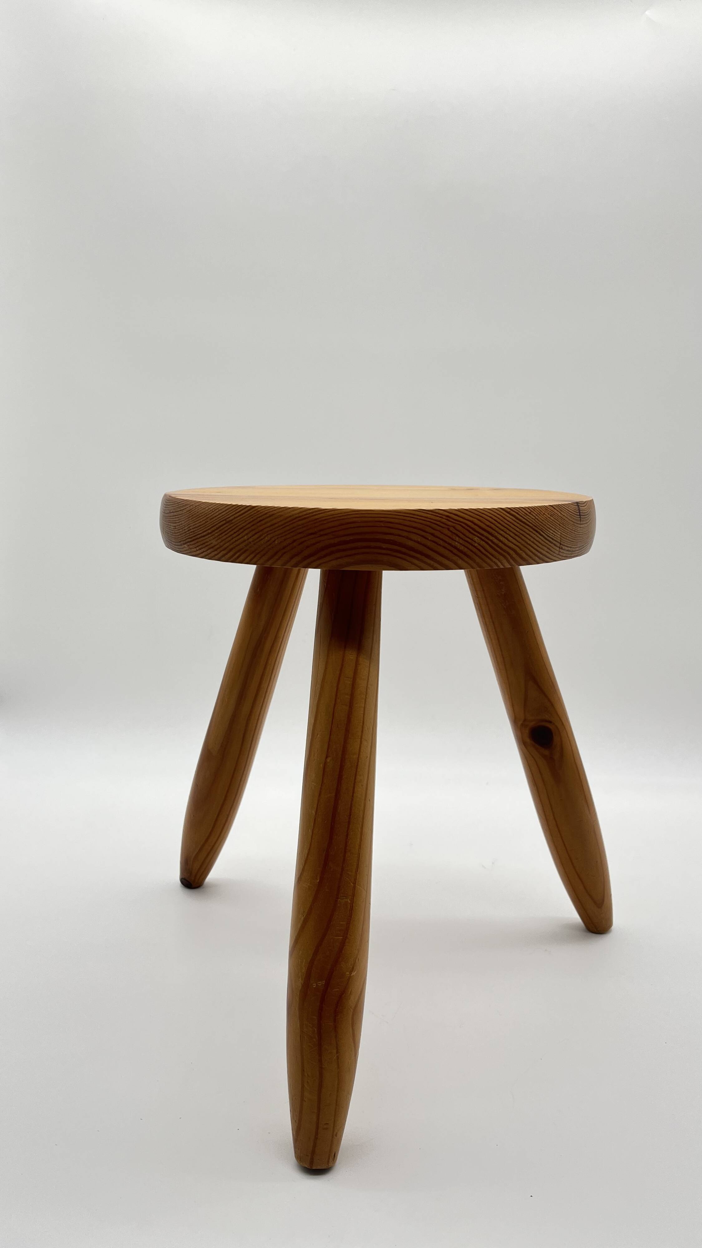 Tripod shepherd's stool in pine