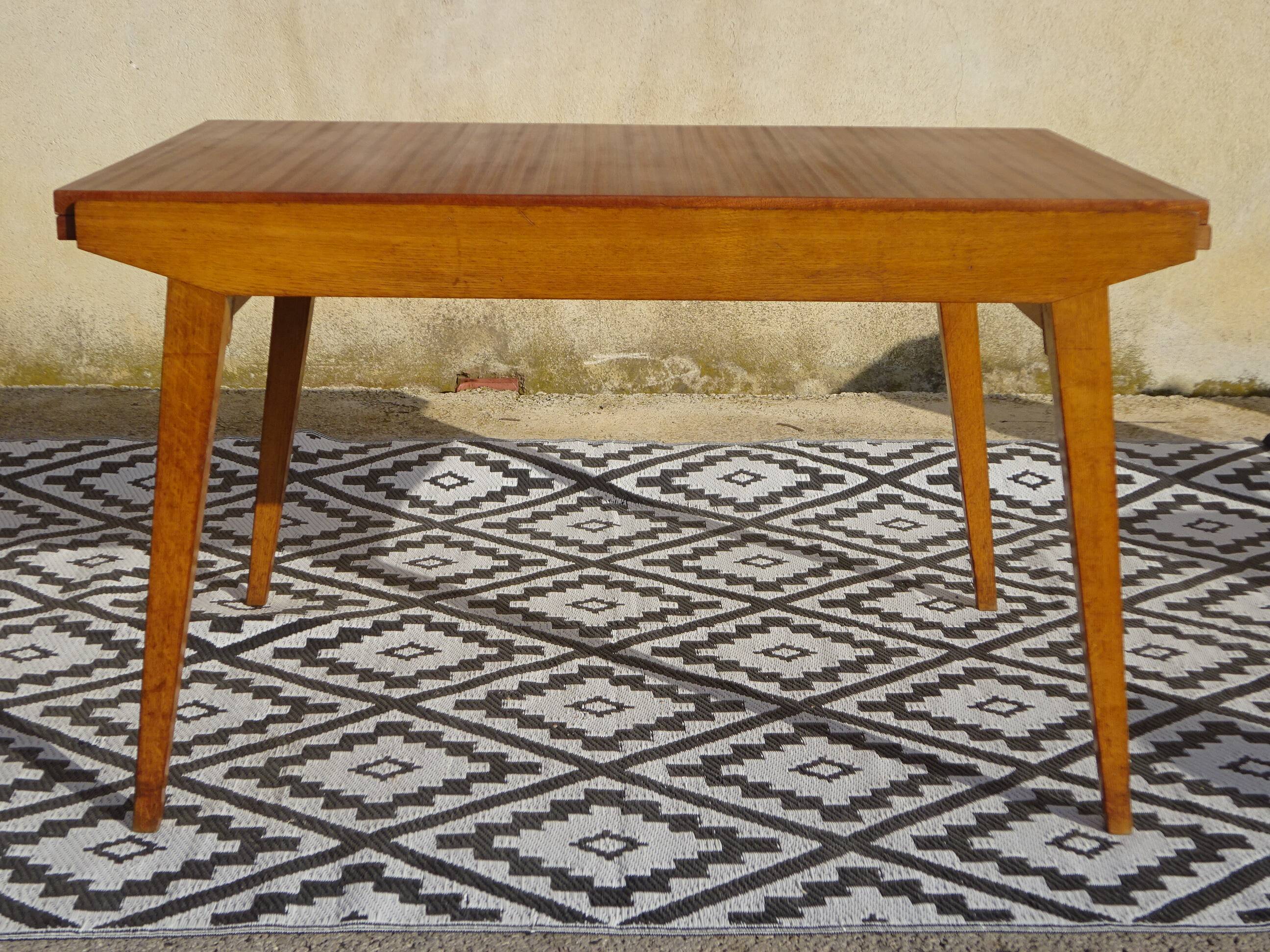 Extendable table, compass legs