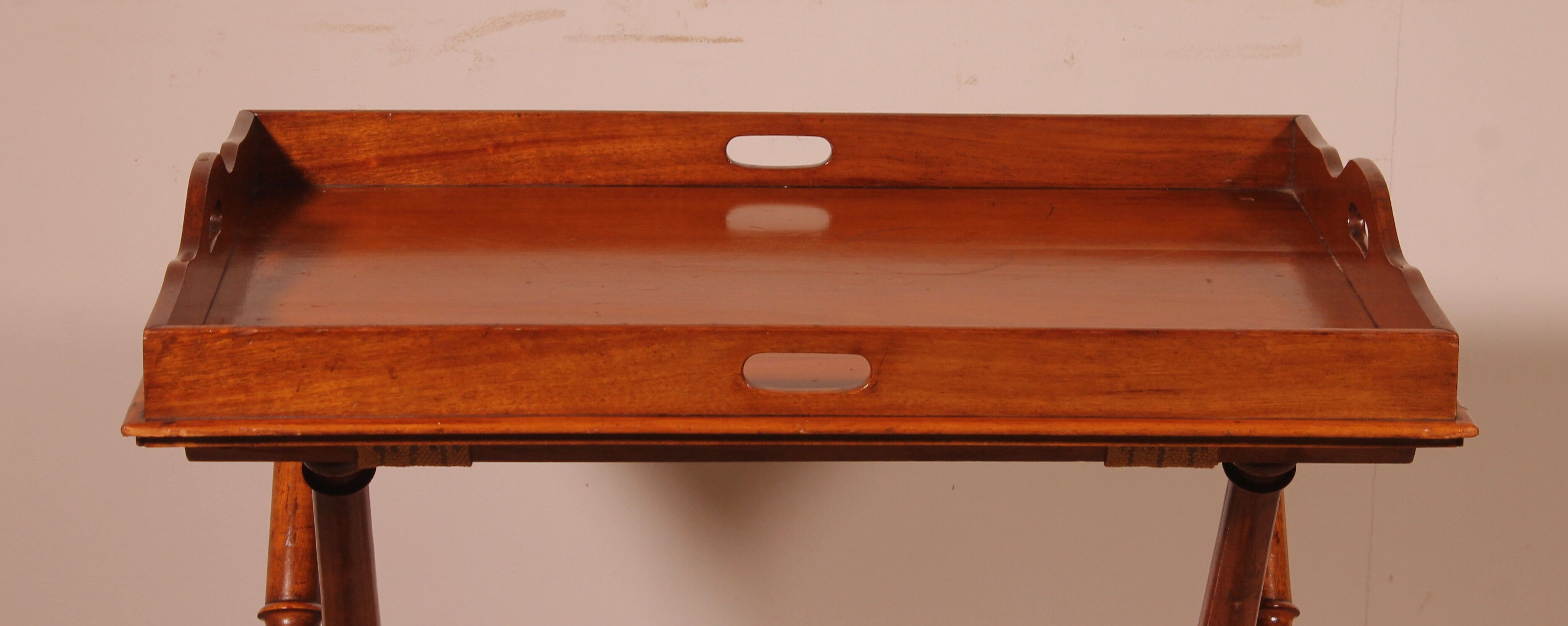 Servant Butler Tray in solid mahogany from the early 19th century.