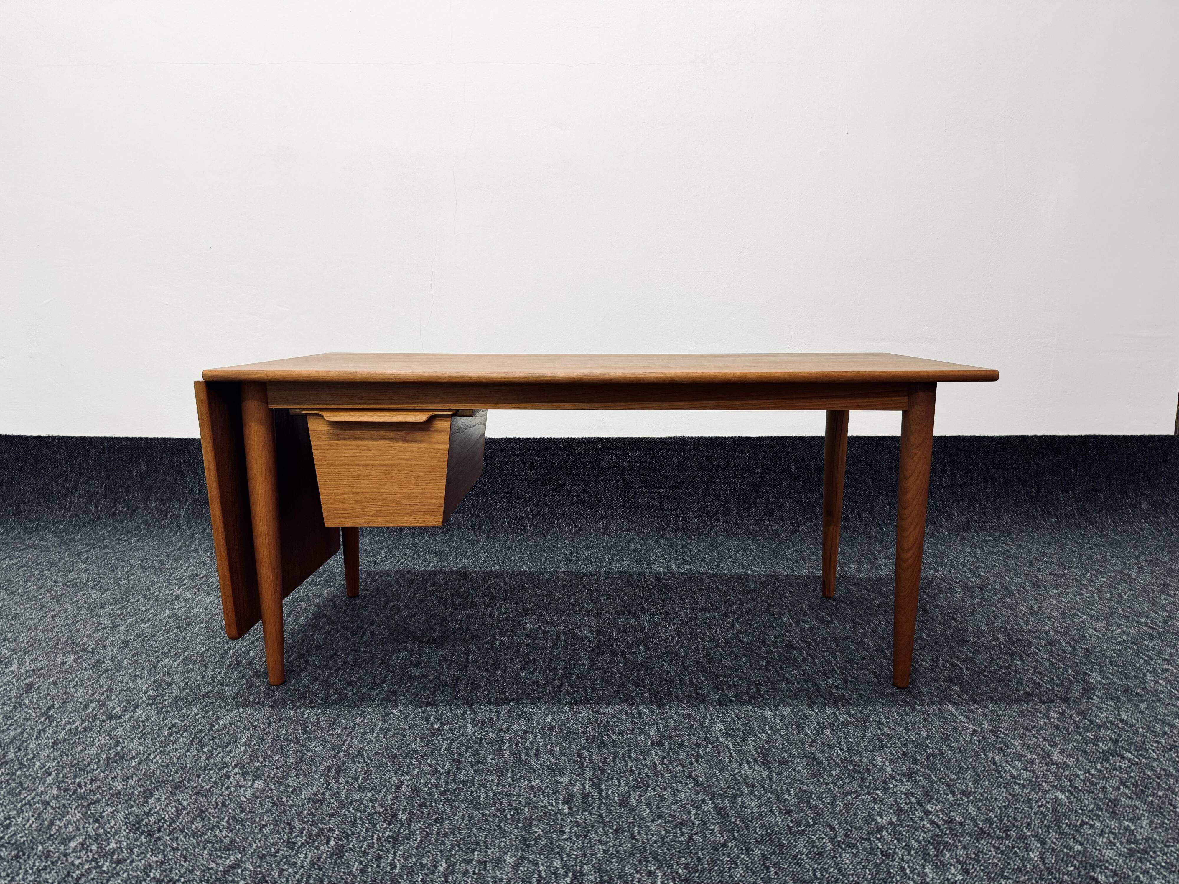 Table basse danoise en teck par Arne Vodder