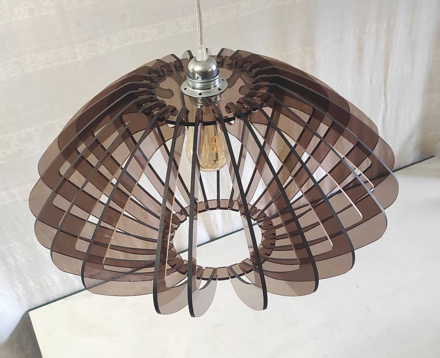 Suspension design en plexiglass fumé style scandinave