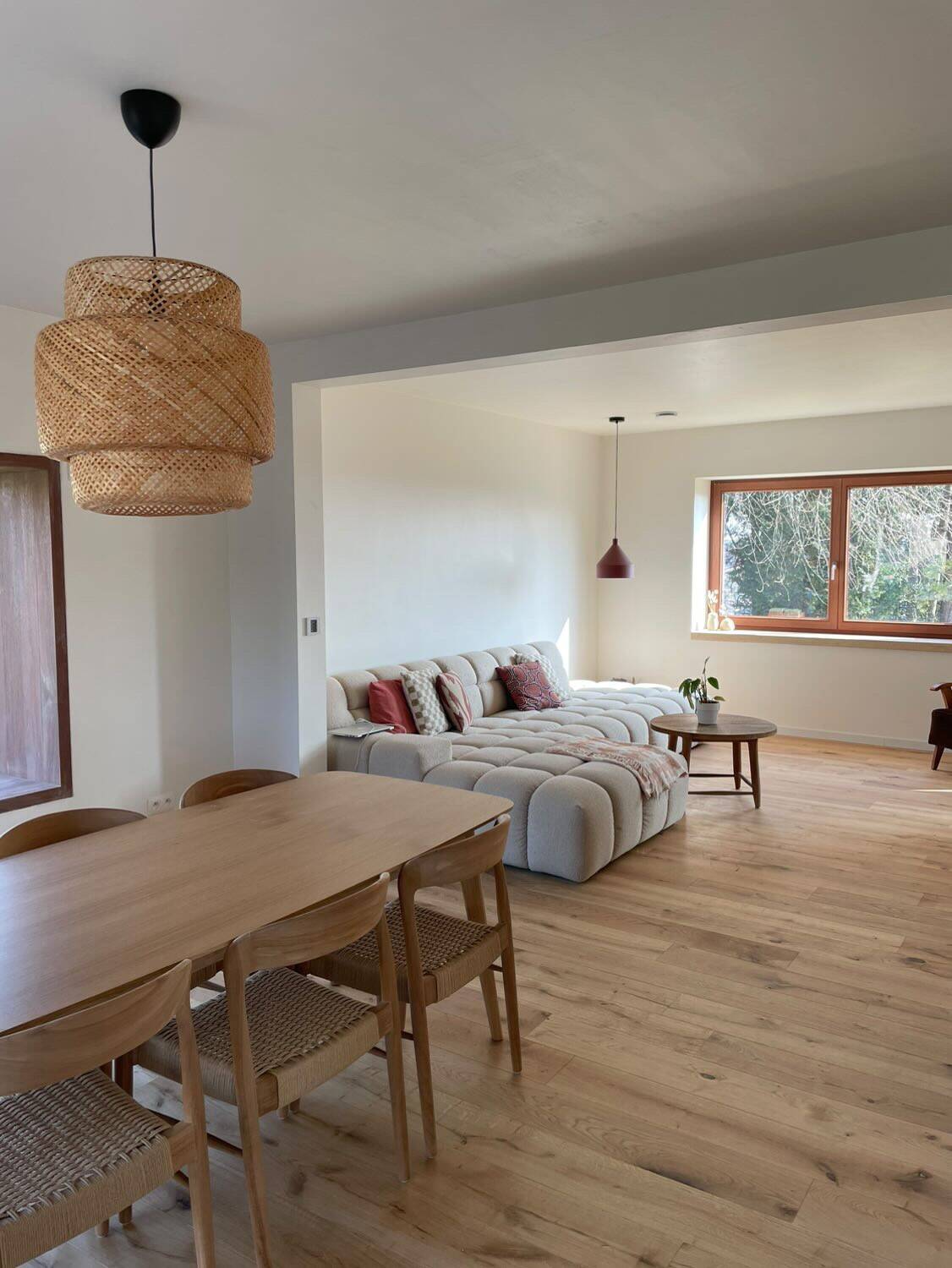 Chaise en bois massif avec assise tressée