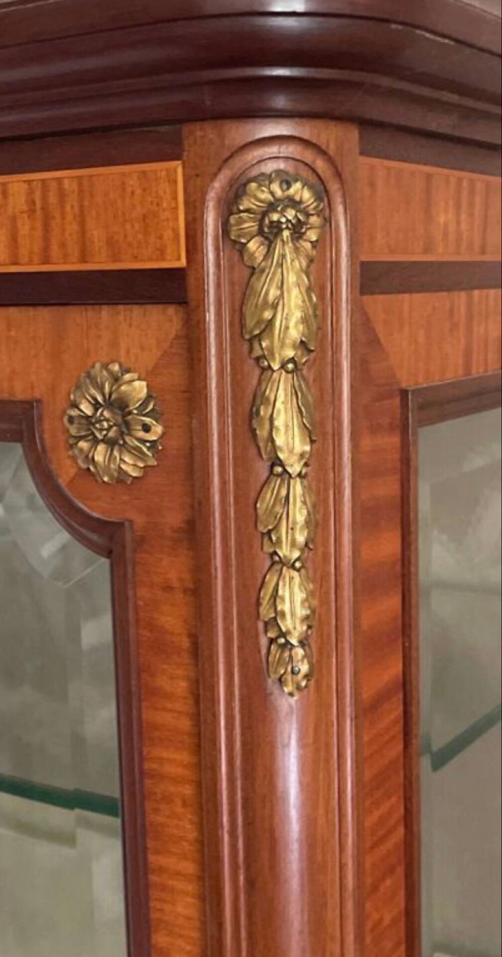 Vitrine de style Louis XVI en acajou et bronzes dorés — Fin XIXe / Déb