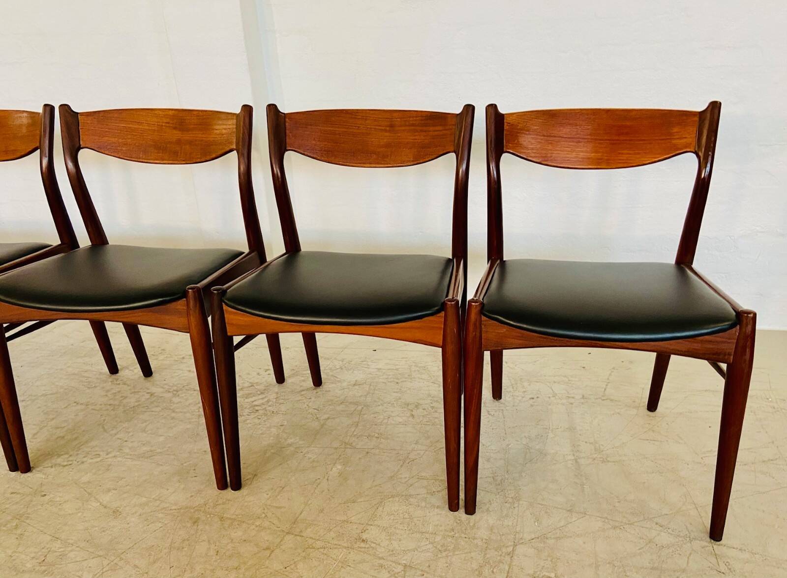 Danish vintage Arne Wahl Iversen teak and leather dining chairs model 26 - 1960s