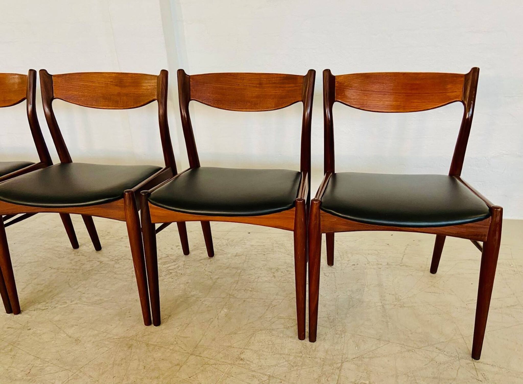 Danish vintage Arne Wahl Iversen teak and leather dining chairs model 26 - 1960s