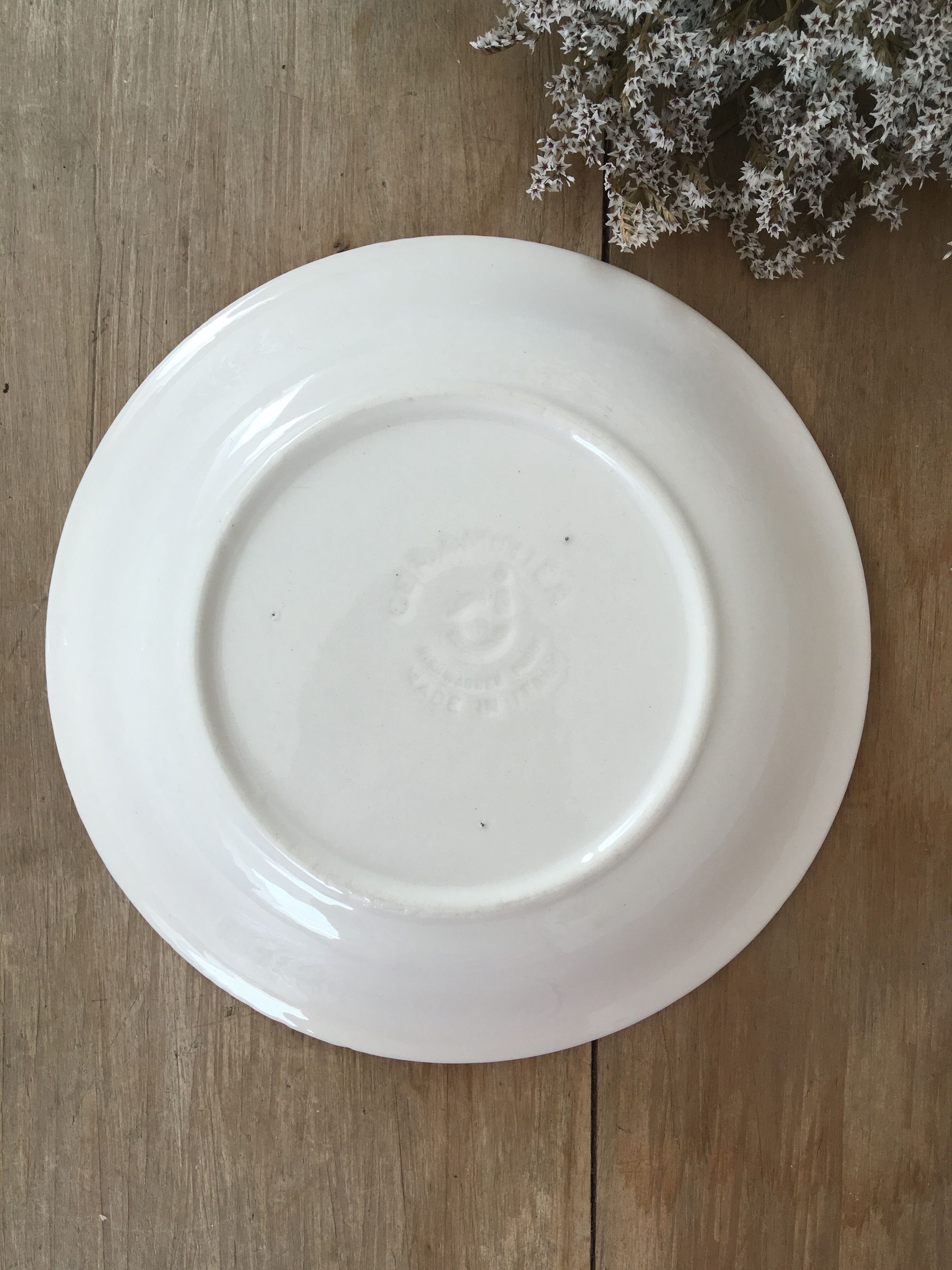 Beige speckled hollow plates