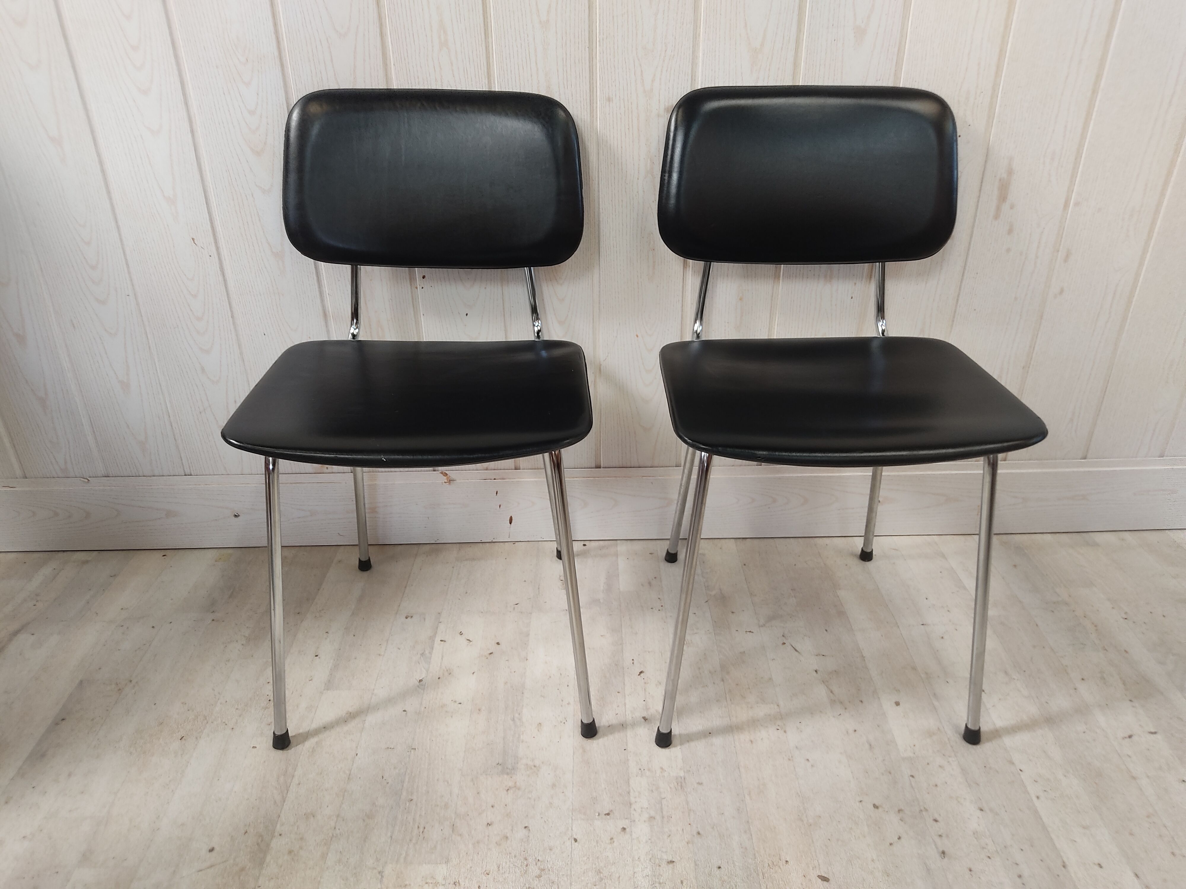 Pair of prefacto chairs by simard for airborne