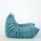 Ensemble de fauteuil et pouf Togo en velours côtelé bleu clair.