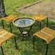 Salon de jardin comprenant table basse ronde en scoubidou et 4 tabourets assortis