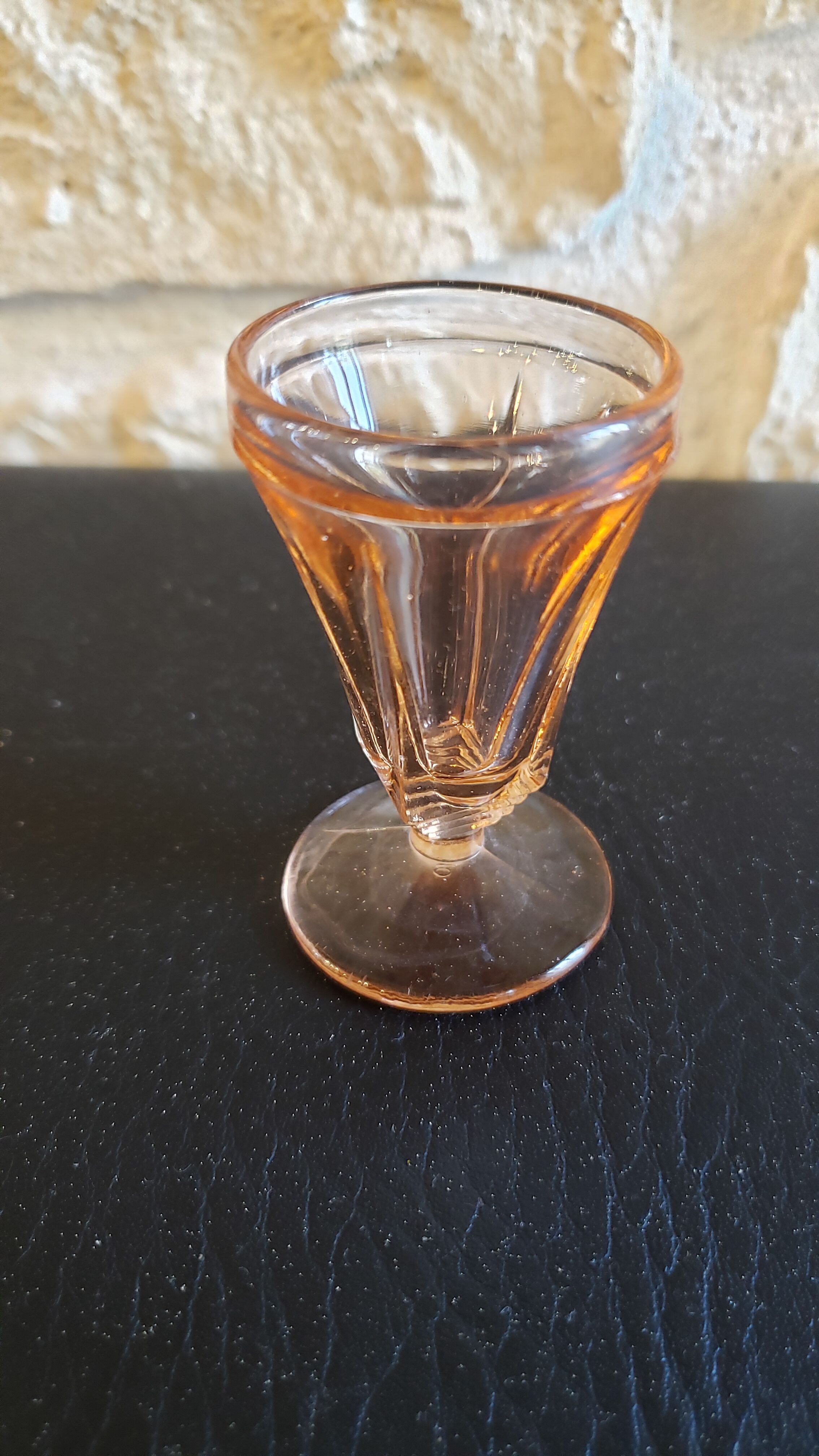 6 verres roses à pied à liqueur