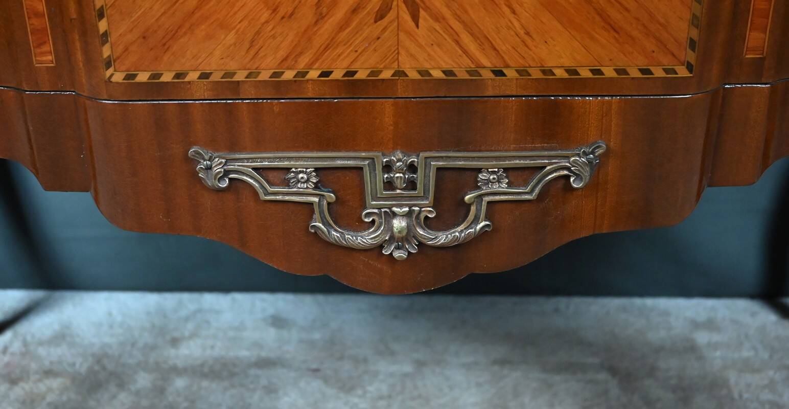 Commode sauteuse en marqueterie, style Transition Louis XV - Louis XVI – milieu XXe