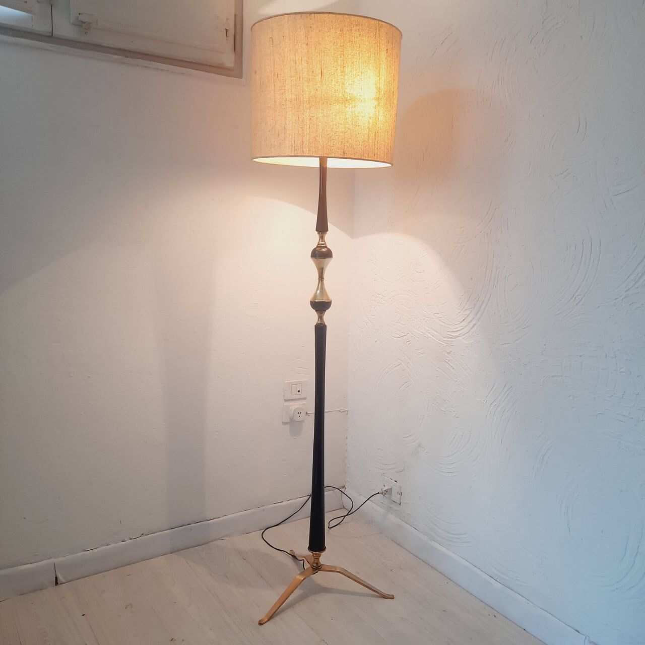 Tripod floor lamp - 1950s - wood and brass.