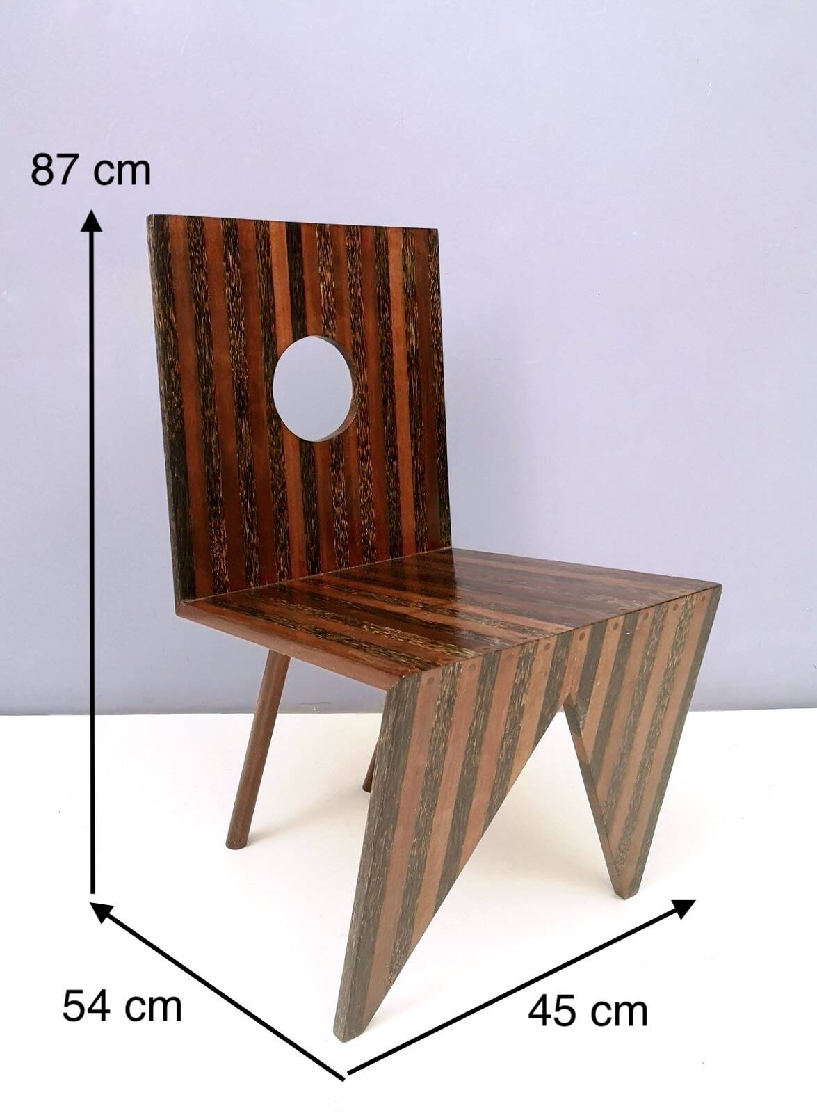 Chaise d'appoint géométrique en hêtre massif et noyer, fabriquée à la main, Italie, années 1980