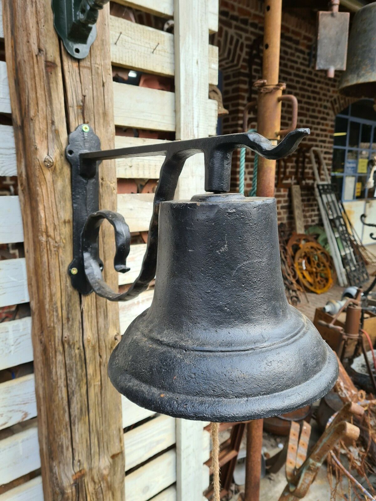 Cast-glass wall school bell