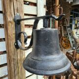 Cast-glass wall school bell