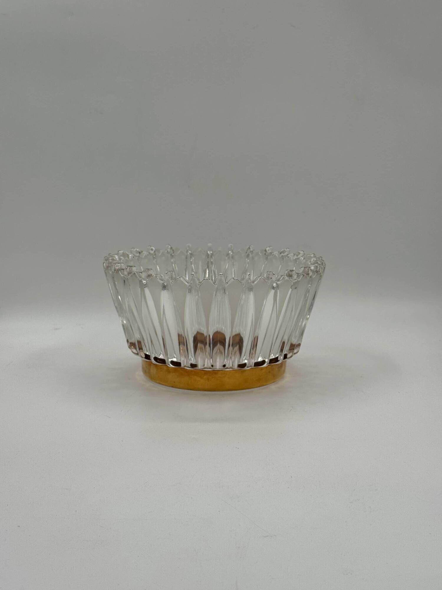 Crown coupe in ribbed glass with a brass base.