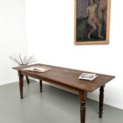 Table de ferme en noyer massif, pieds tournés, 1920