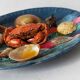 Assiette bleue à décor de coquillages et crustacés, Vallauris 1960