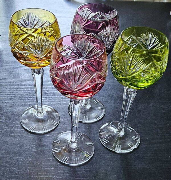 4 verres à vin en cristal taillé coloré