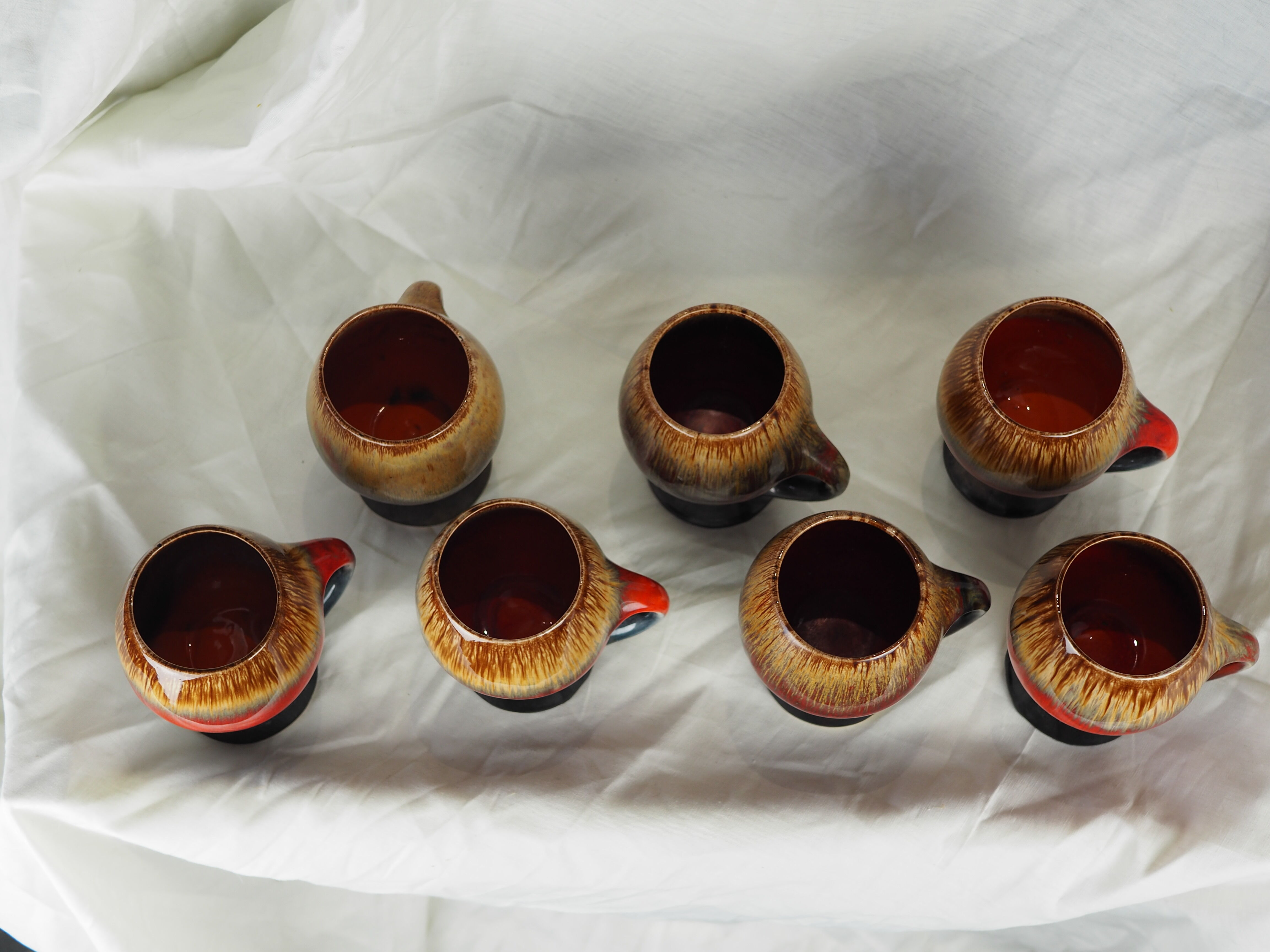 Seven large brown, black and red volcanic free-form mugs - Vallauris, Fat lava - 60s / 70s