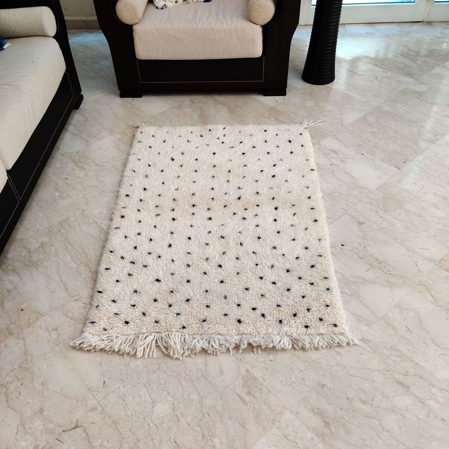 Tapis berbère à pois noirs beni ouarain 90x125 cm