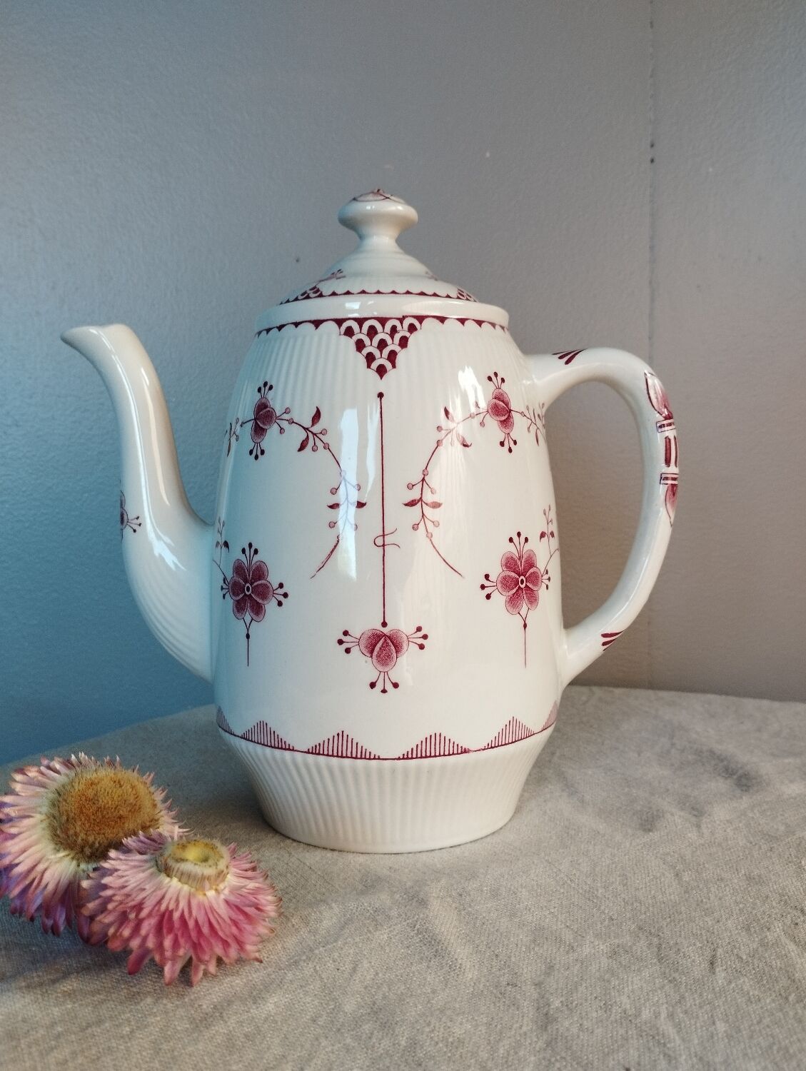 White teapot with rose pattern, Erica model by Franciscan, England