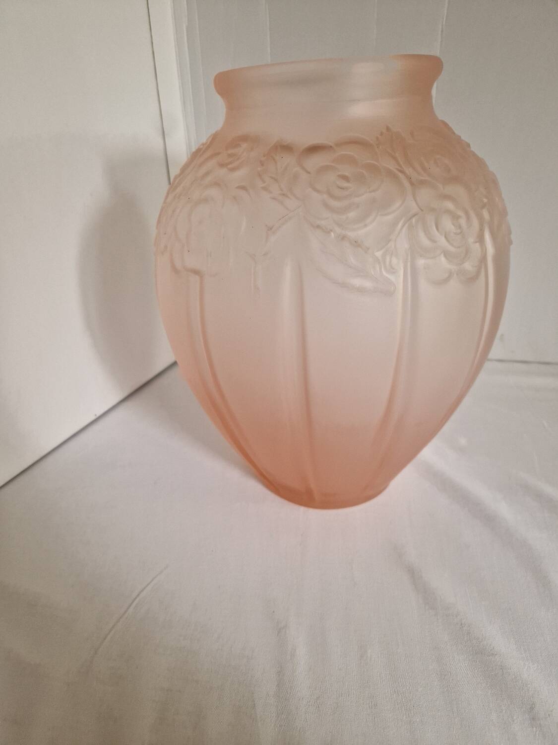 Large pink art deco vase in molded glass with flower decoration