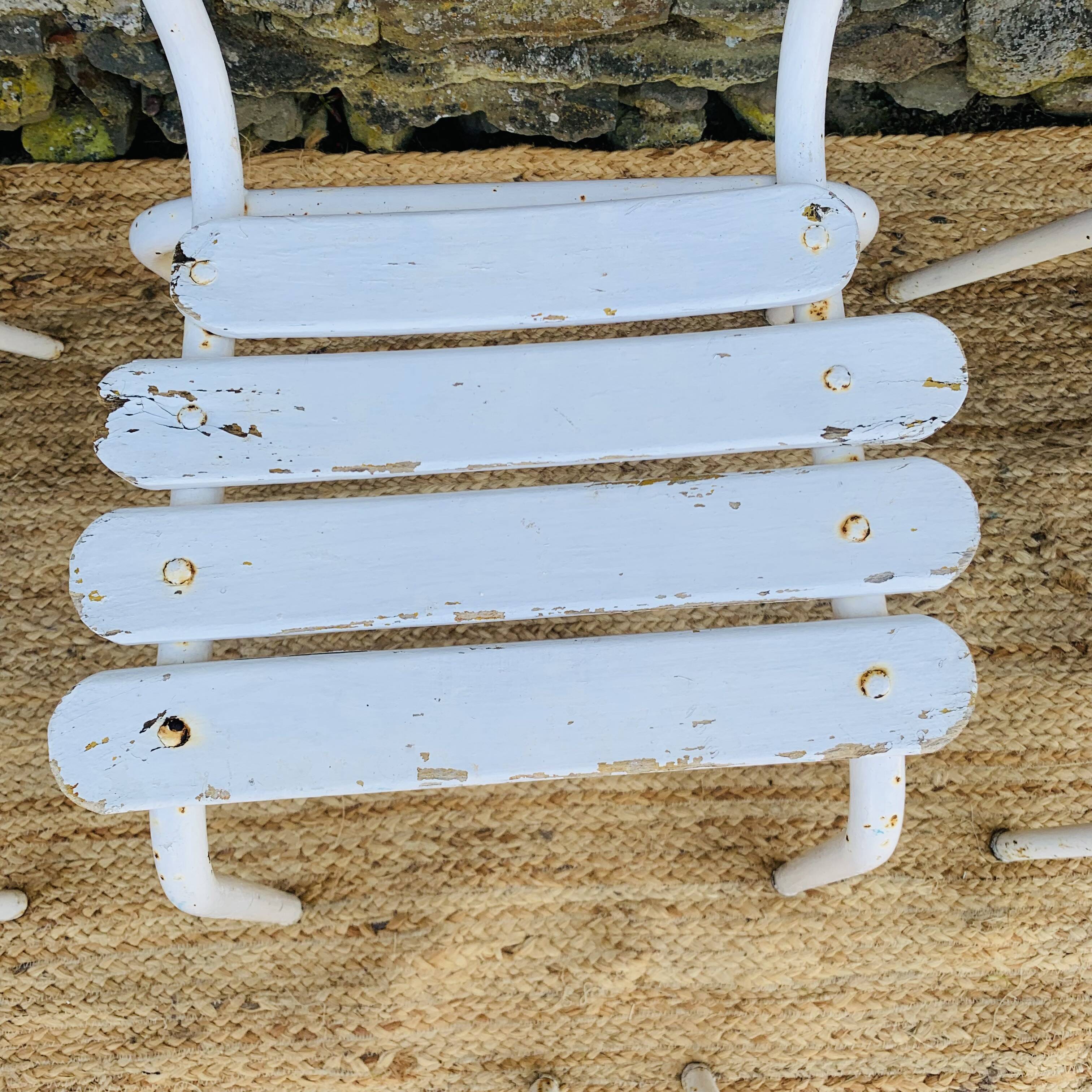 Set of 5 white wooden chairs