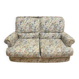 Flowered canapé in chic Grandmother style