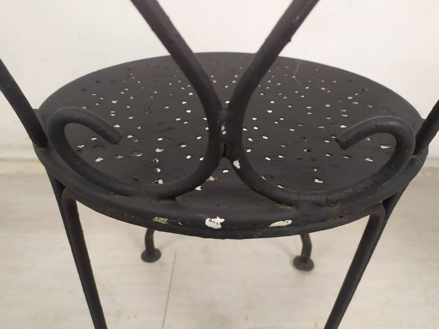 4 black garden chairs