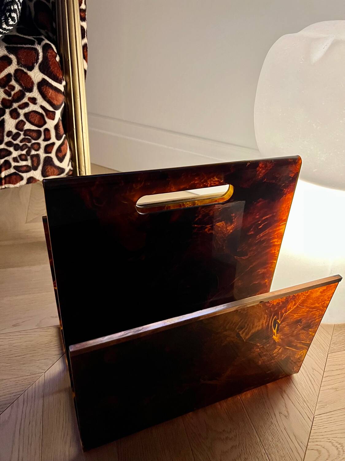 Plexiglas magazine holder