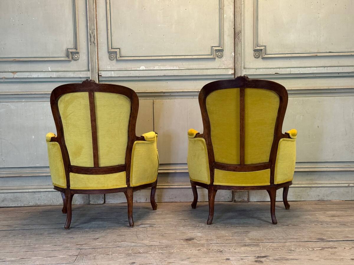 Pair of large Louis XV shepherdesses, stamped by François Foliot, master