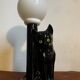 Lampe chat avec globe opalin année 80