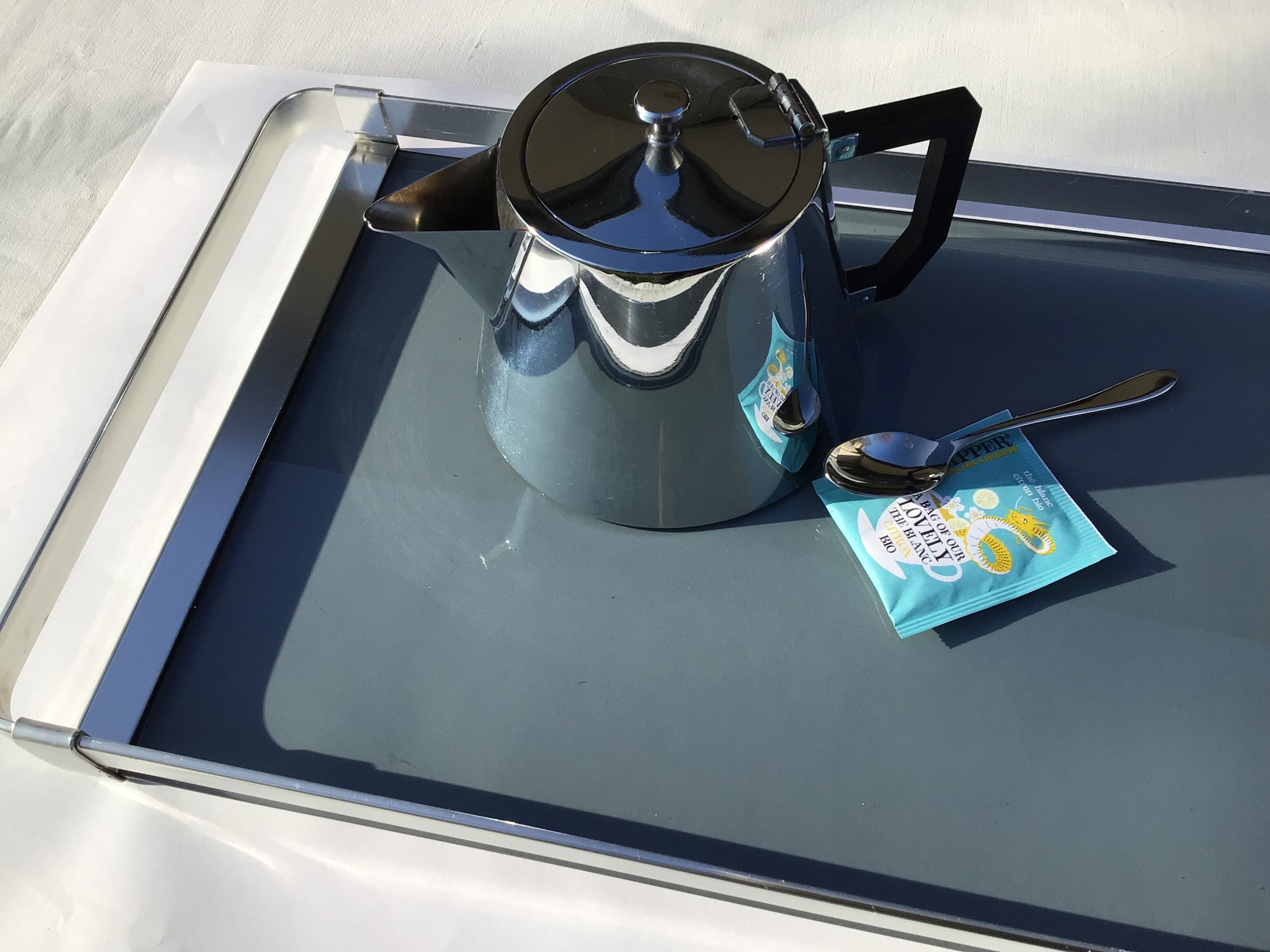 Plateau moderniste aluminium et verre fumé gris