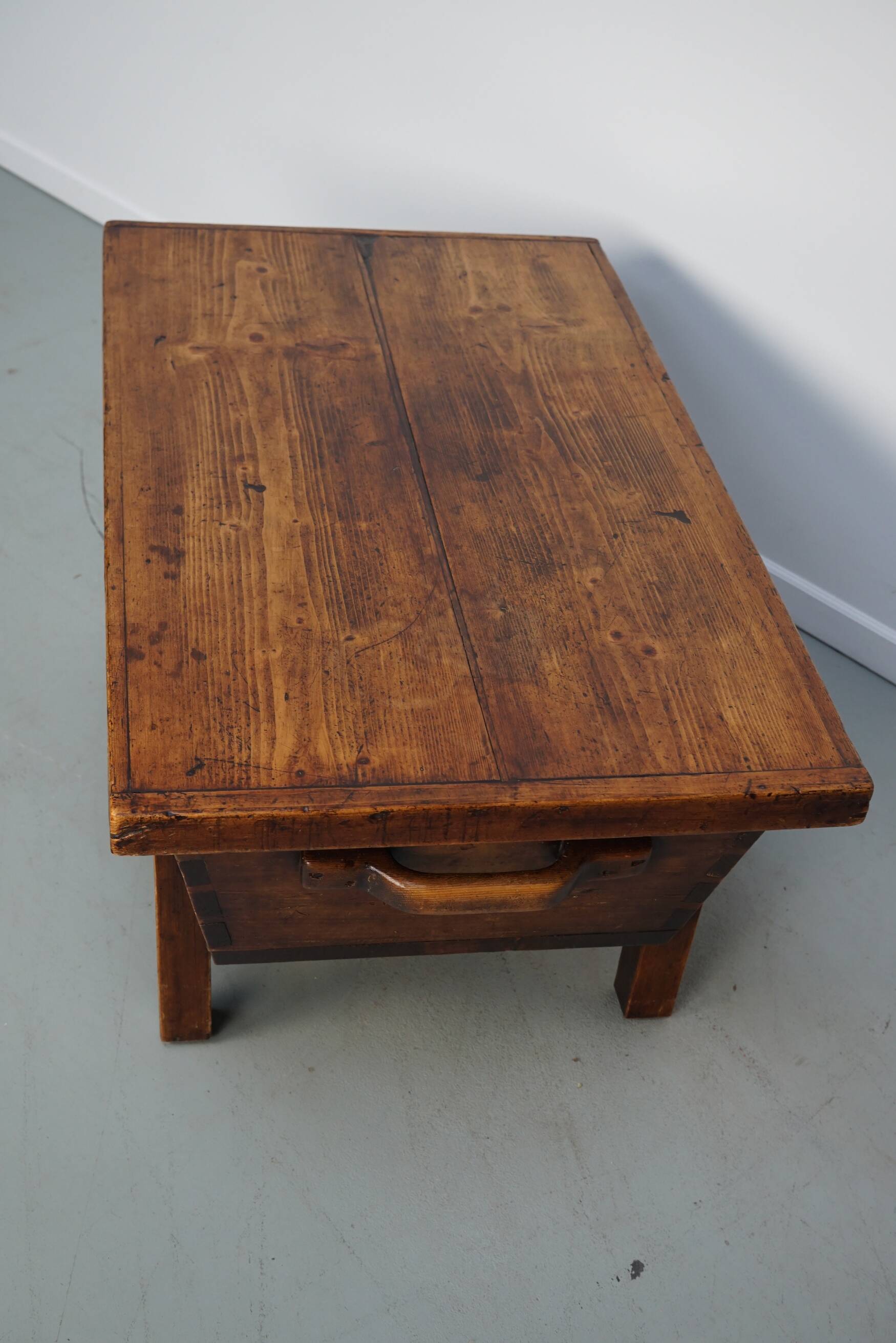 Table basse en pin rustique, style ferme français du début du 20e siècle