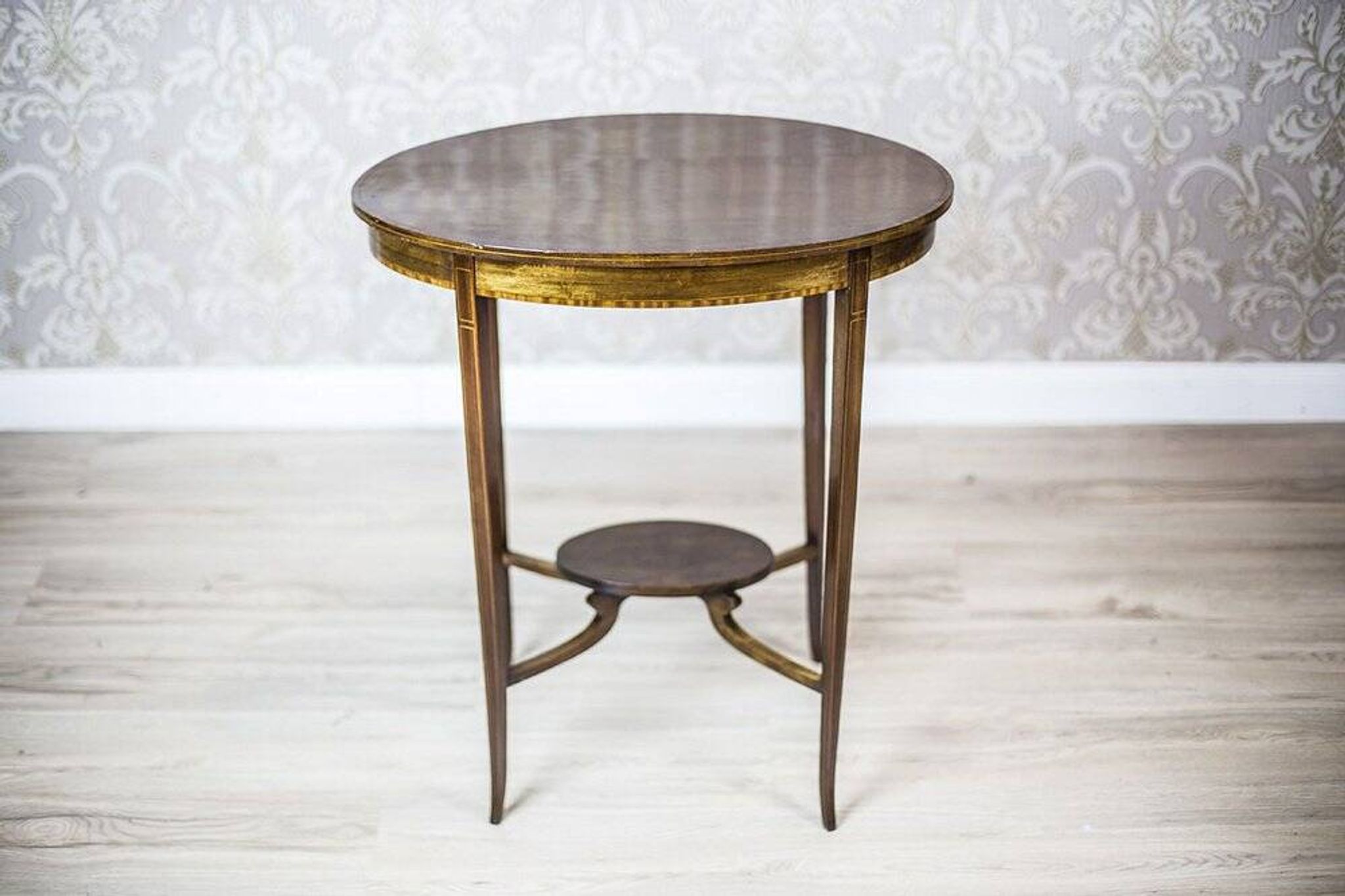 Table d'appoint ovale du 19ème siècle