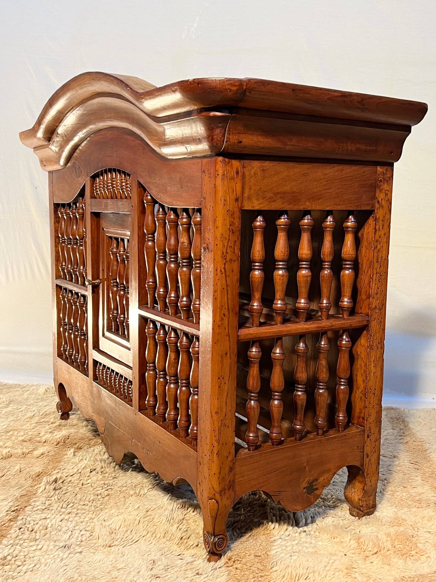 Panetière xviii, louis xv style walnut policeman's hat