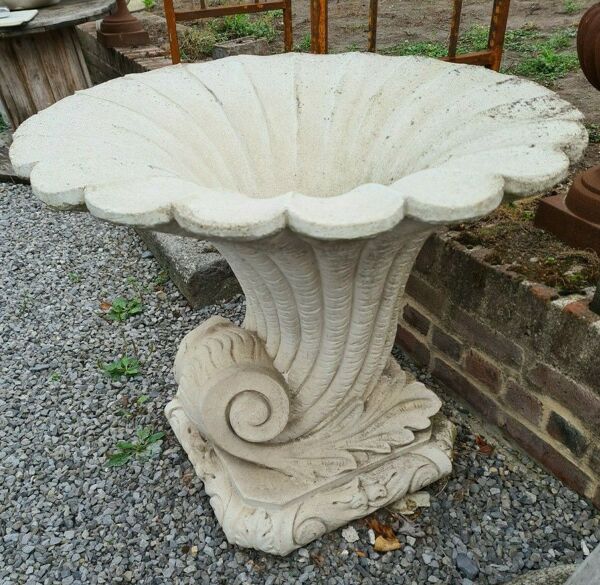 Médicis en pierre en forme de corne d'abondance