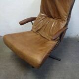 Fauteuil pivotant industriel en cuir cognac