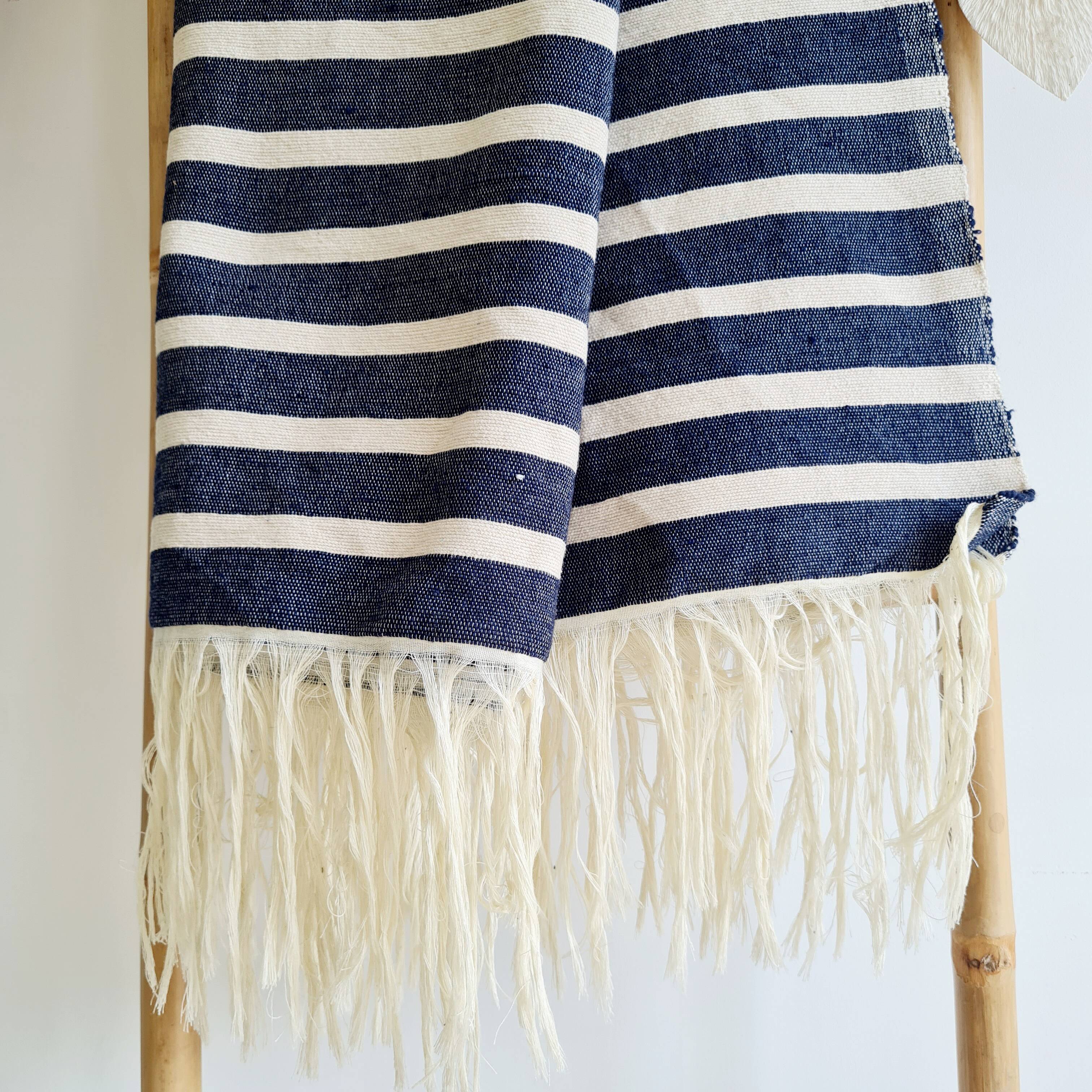 Plaid tissé main à rayures marine et crème - franges légères