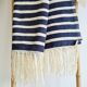 Plaid tissé main à rayures marine et crème - franges légères