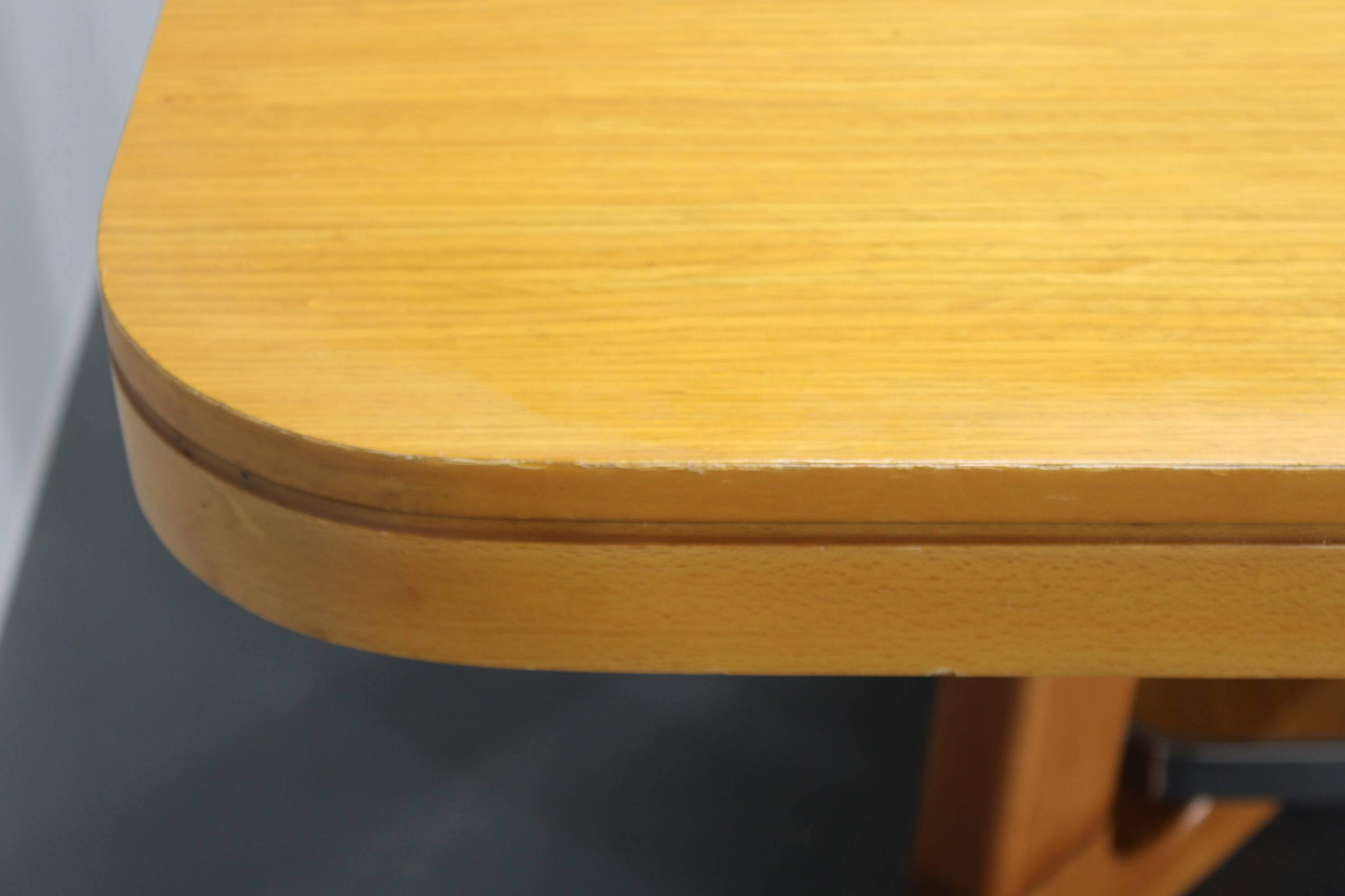 1970s Italian Extendable Dining Table in Maple Finish