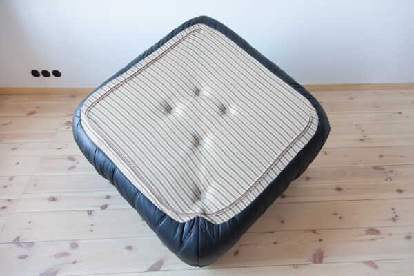 Chauffeuse d'angle Togo en cuir noir modèle dessiné par Michel Ducaroy 1973