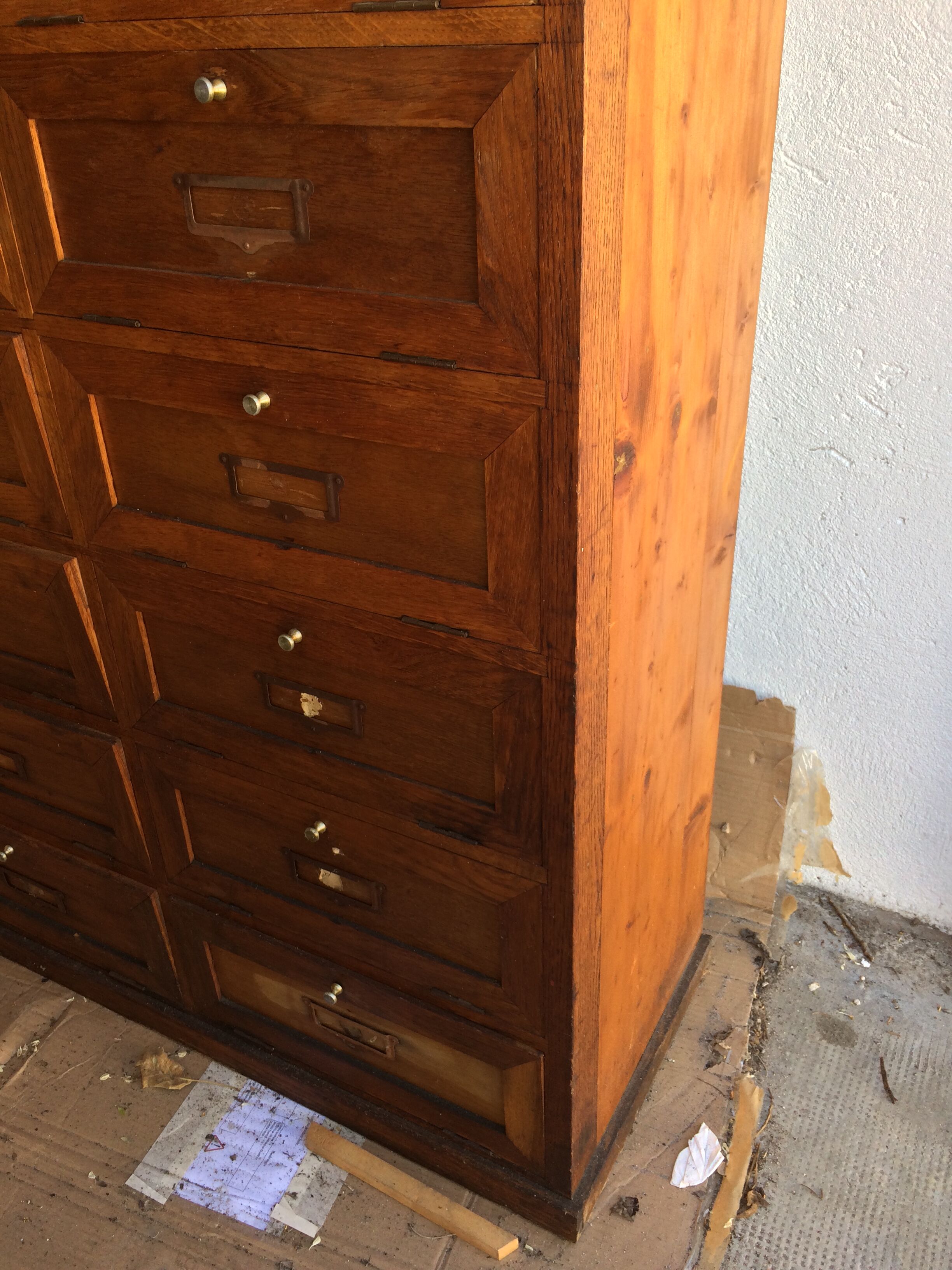 Furniture with clamshell