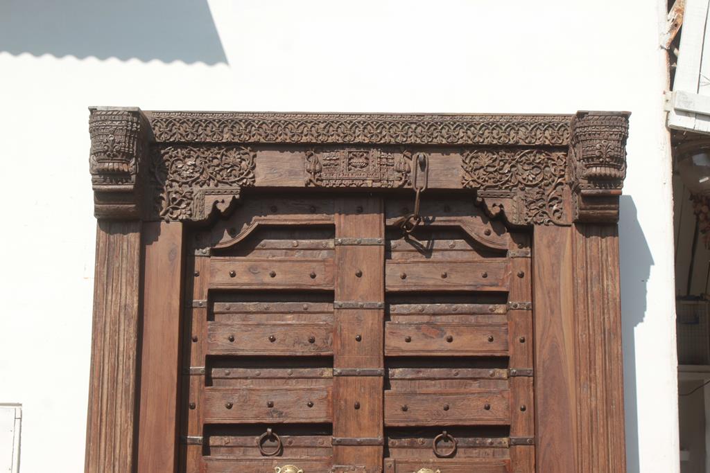 Indian door in old teak piece and patina of origin