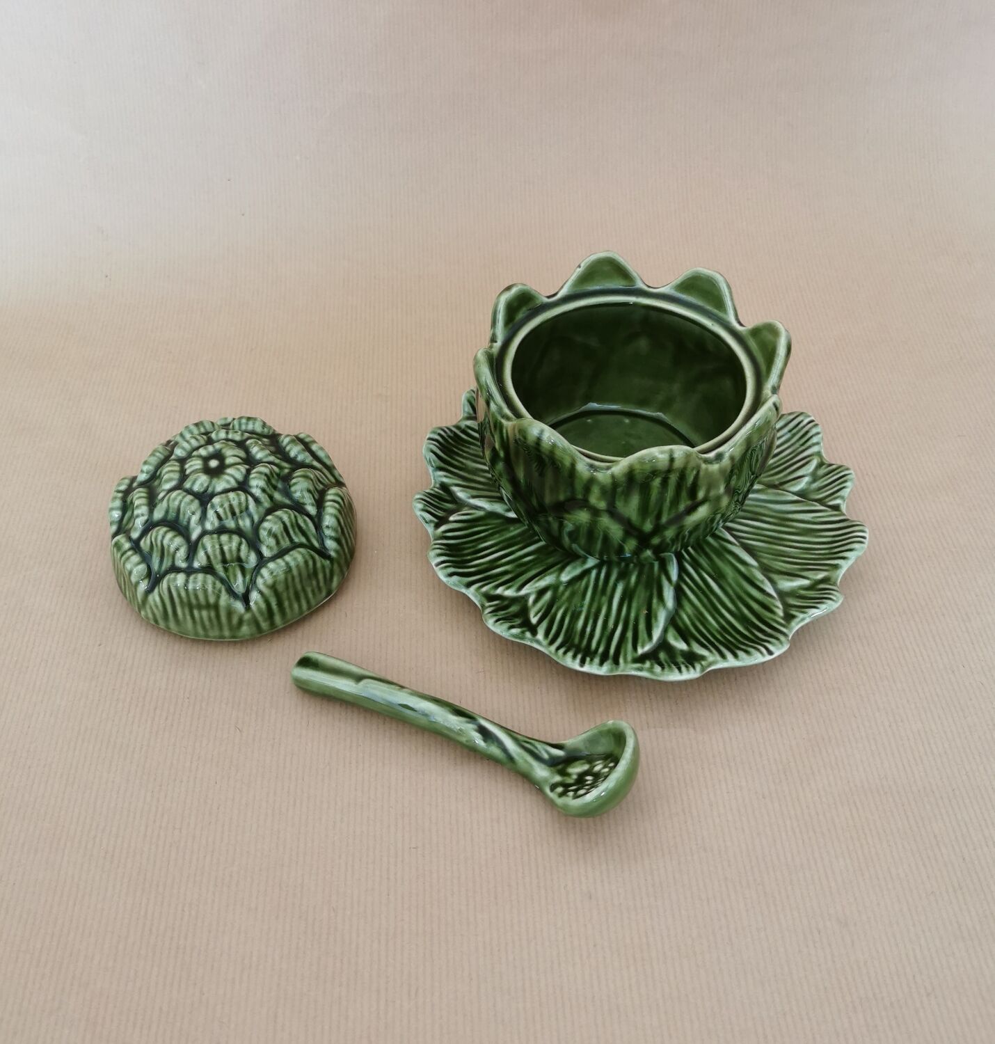 Slurry artichoke pot with spoon