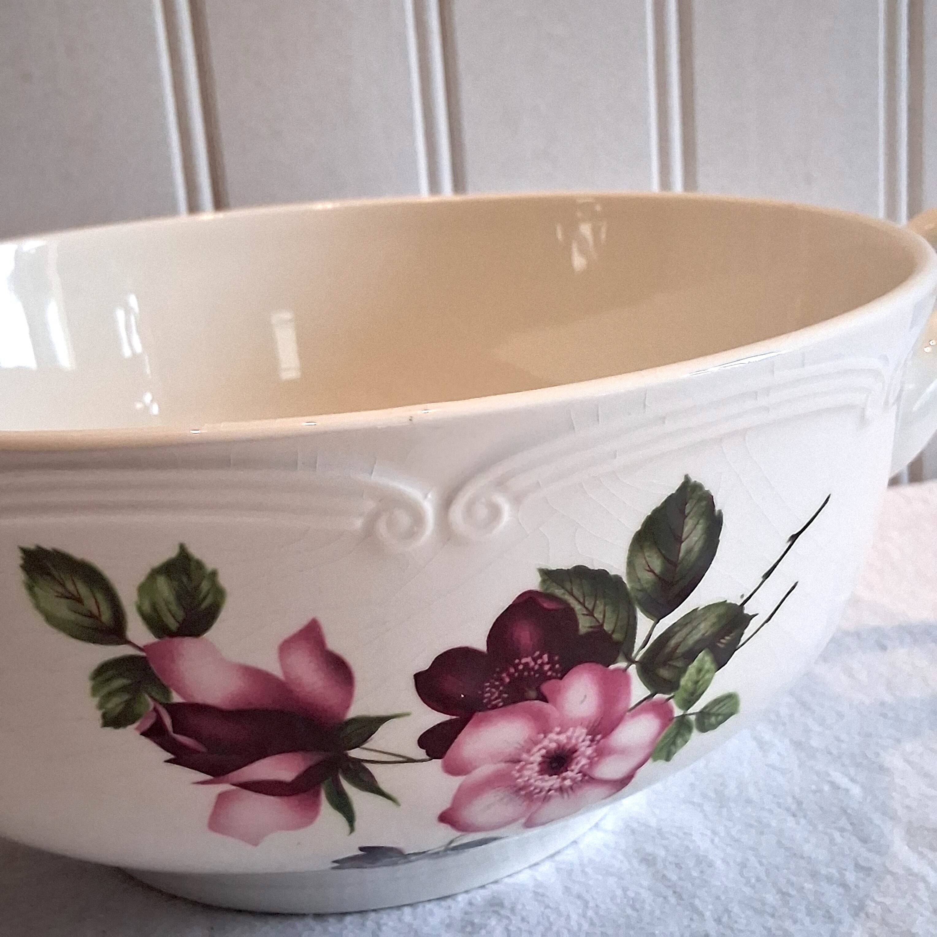 Very pretty soup tureen from Gien model "Chinon" in very good condition.