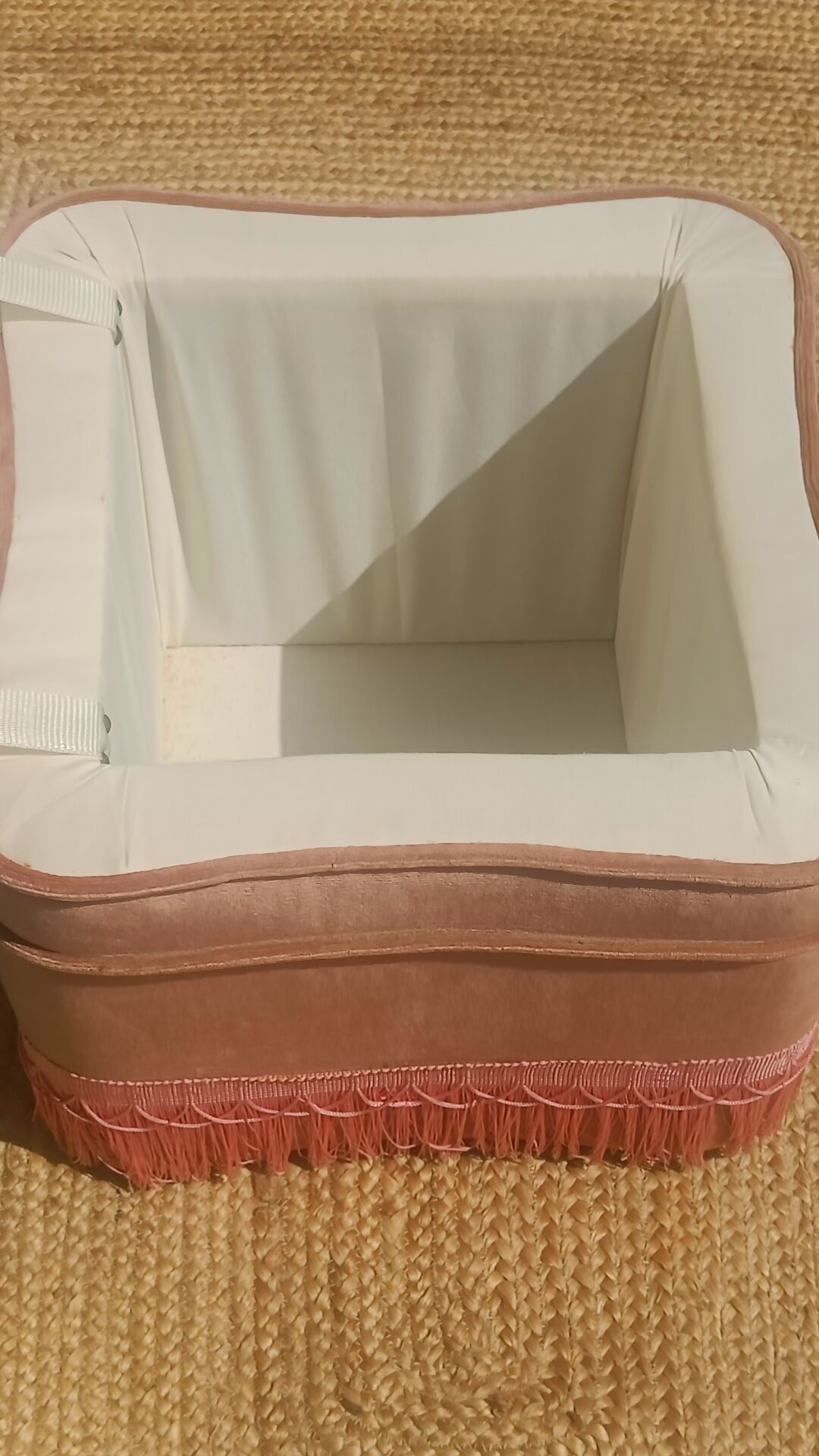 Pouf coffre en velours rose à franges, vers 1950-1960