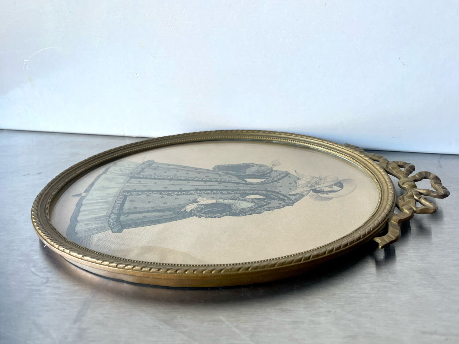 Antique oval metal gold colored brass bronze picture frame